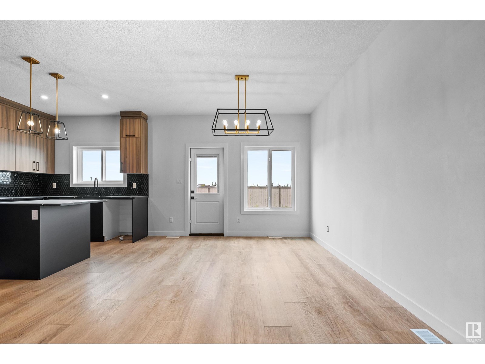 9592 86 ST