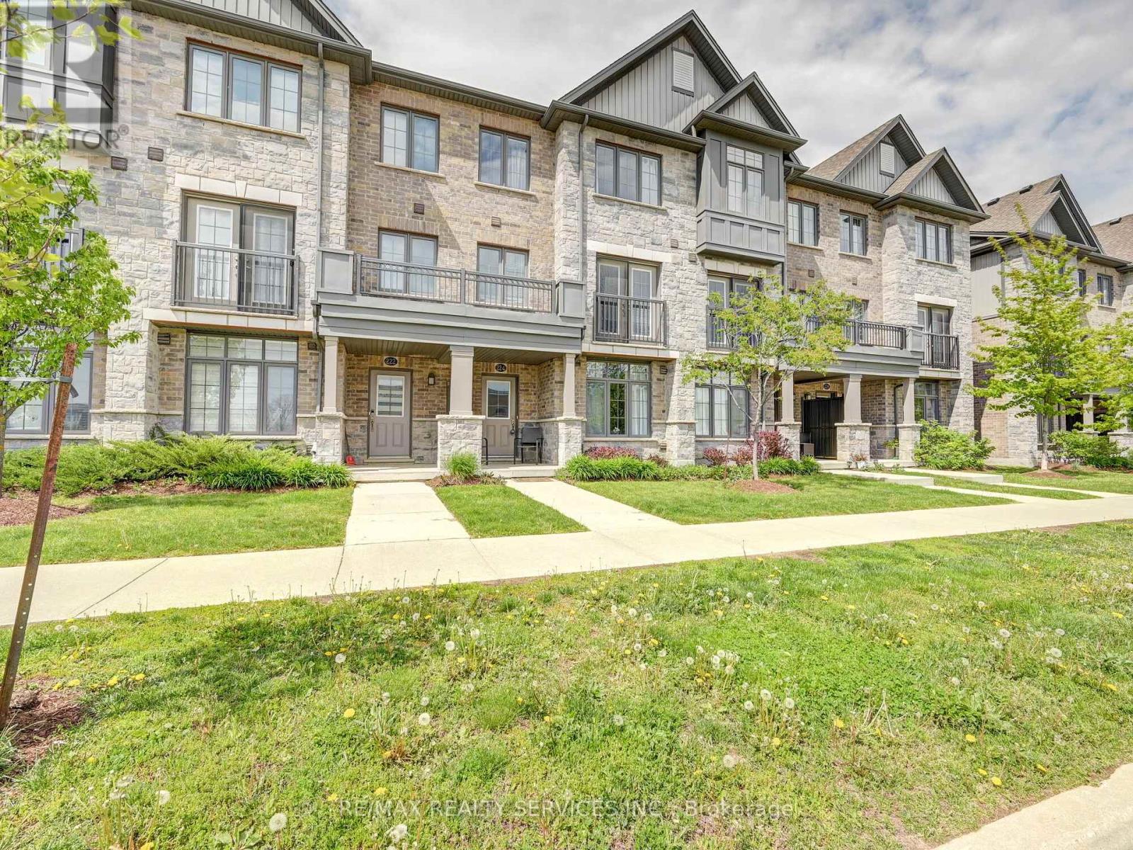 8 - 224 THOMAS SLEE DRIVE
