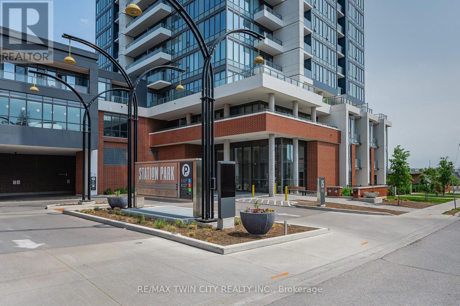309 - 15 WELLINGTON STREET S