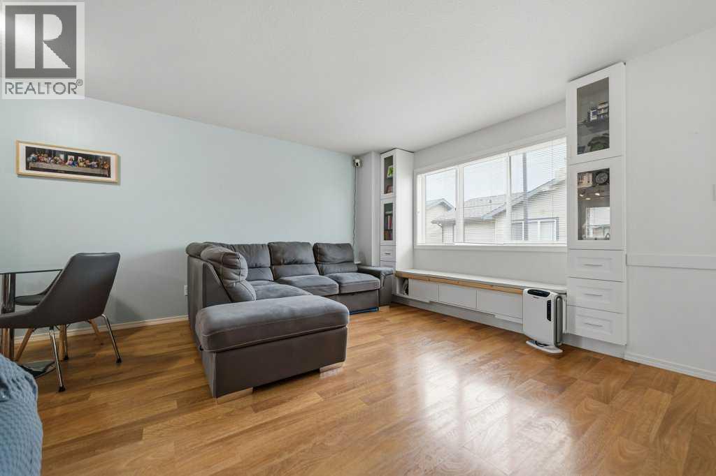 6, 109 Silkstone Road W