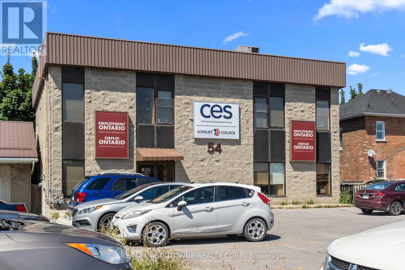 54 DUNDAS STREET E
