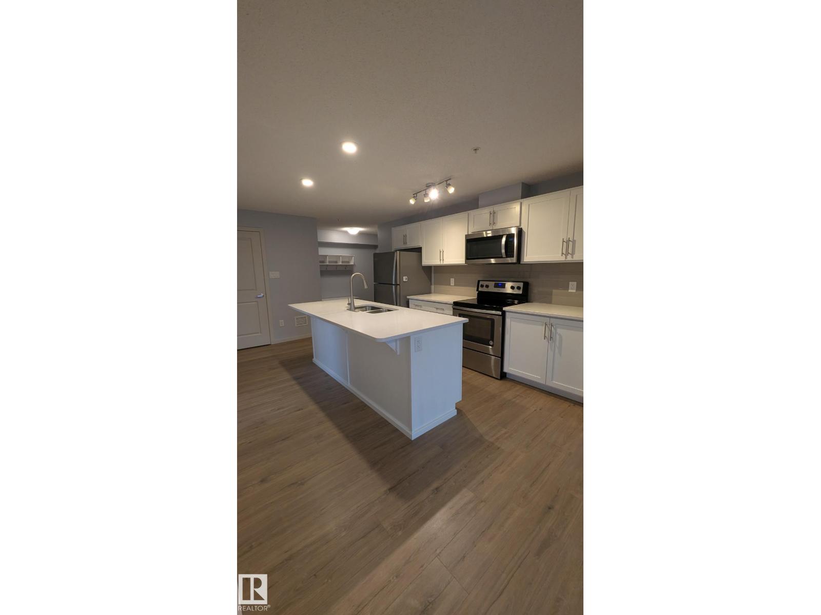 #120 5404 7 AV SW