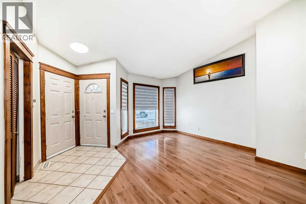 323 Appleglen Place SE