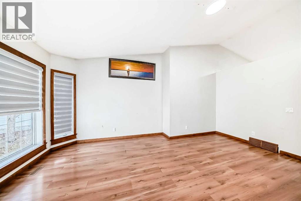 323 Appleglen Place SE