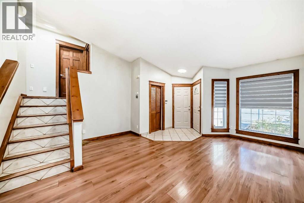 323 Appleglen Place SE