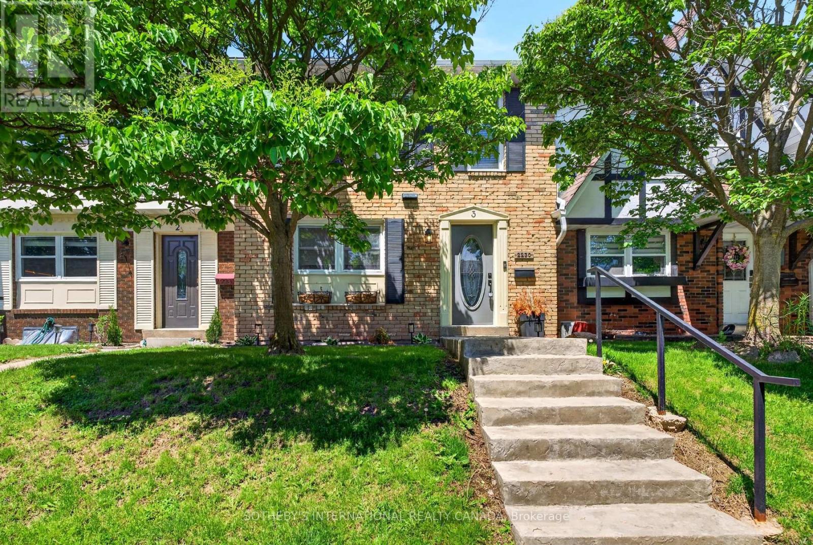 Photo 1 of 29 — 3 - 2230 UPPER MIDDLE ROAD Unit 3, Burlington (Brant Hills), ON L7P2Z9