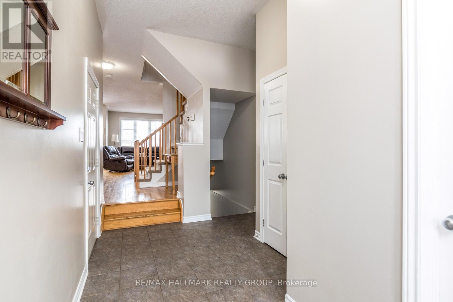 266 HORSESHOE CRESCENT