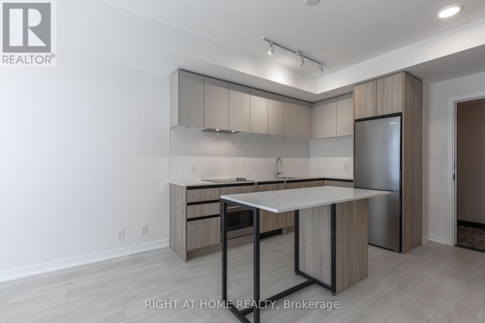 320 - 7950 BATHURST STREET