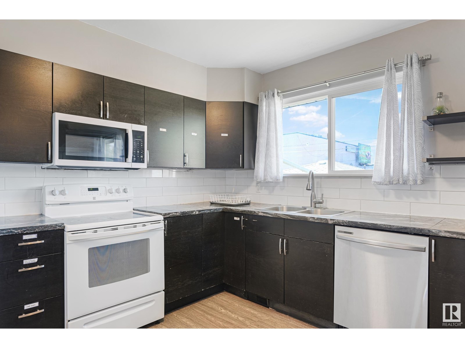 12924/12926 96 ST NW
