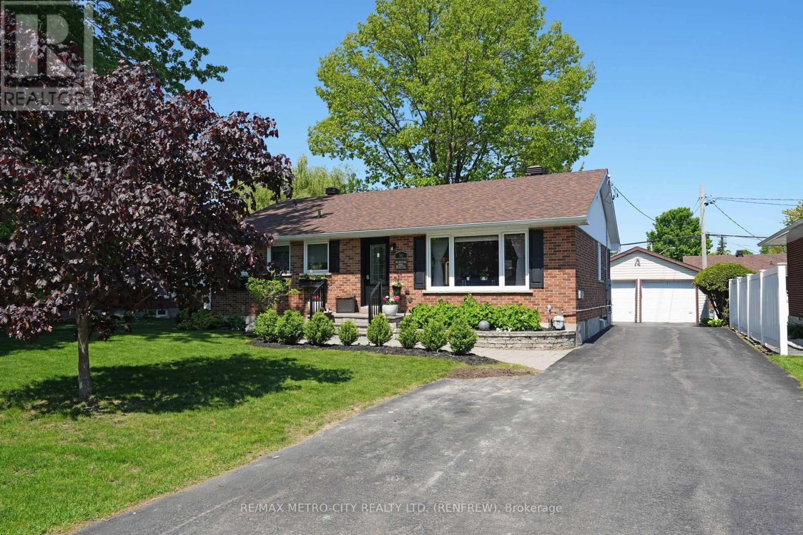 160 AIRTH BOULEVARD W