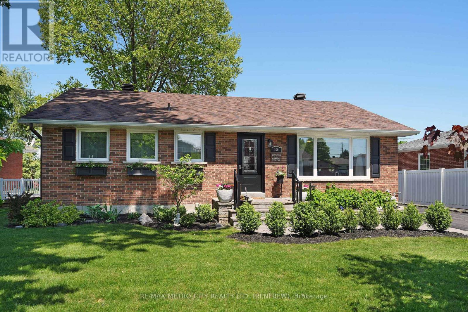 160 AIRTH BOULEVARD W