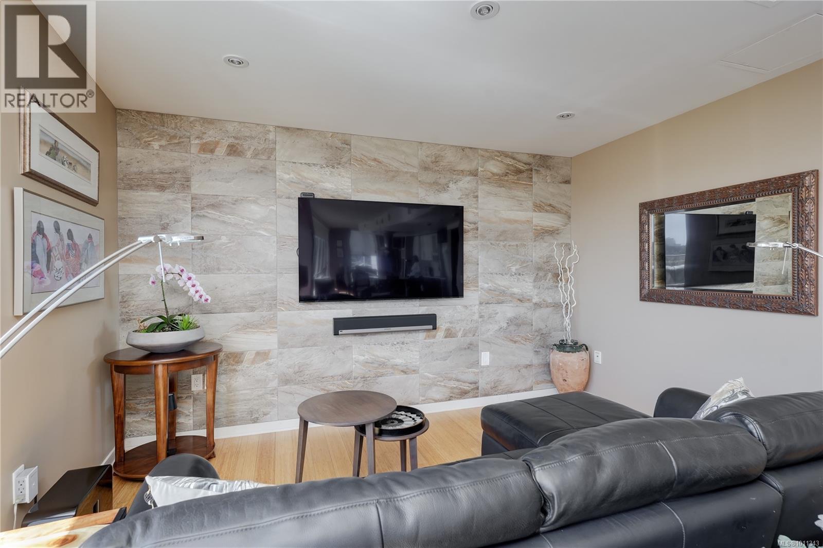 704 399 Tyee Rd