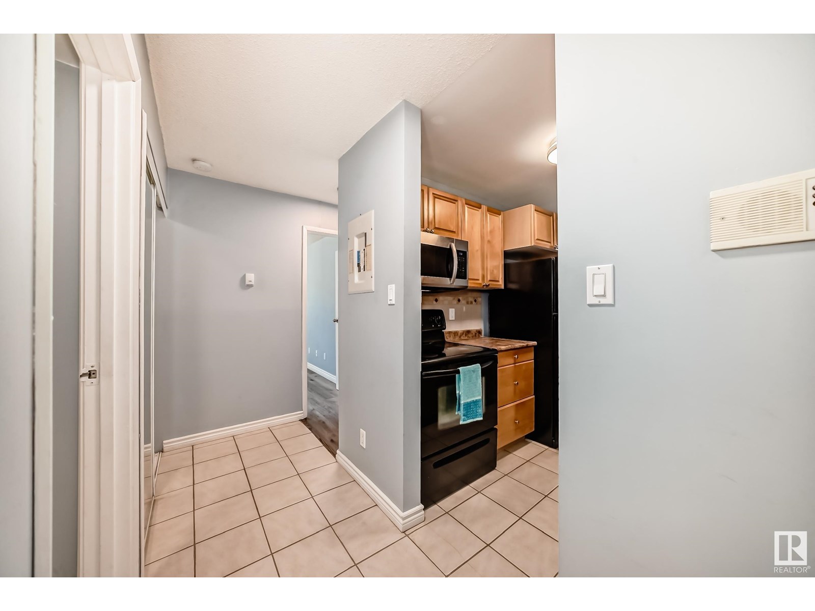 #209 105290 93 ST NW NW