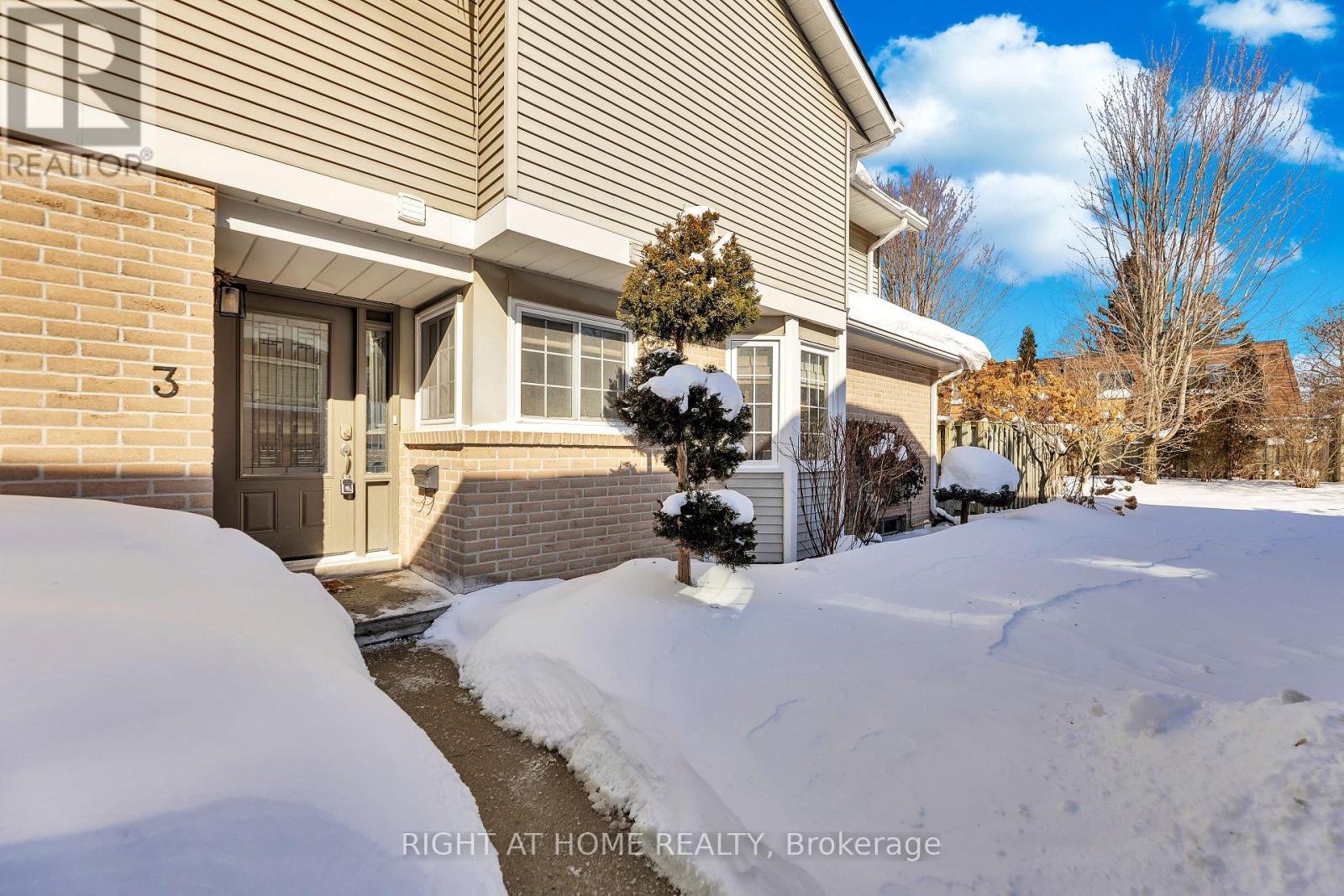 3 - 104 WOODLAWN ROAD E