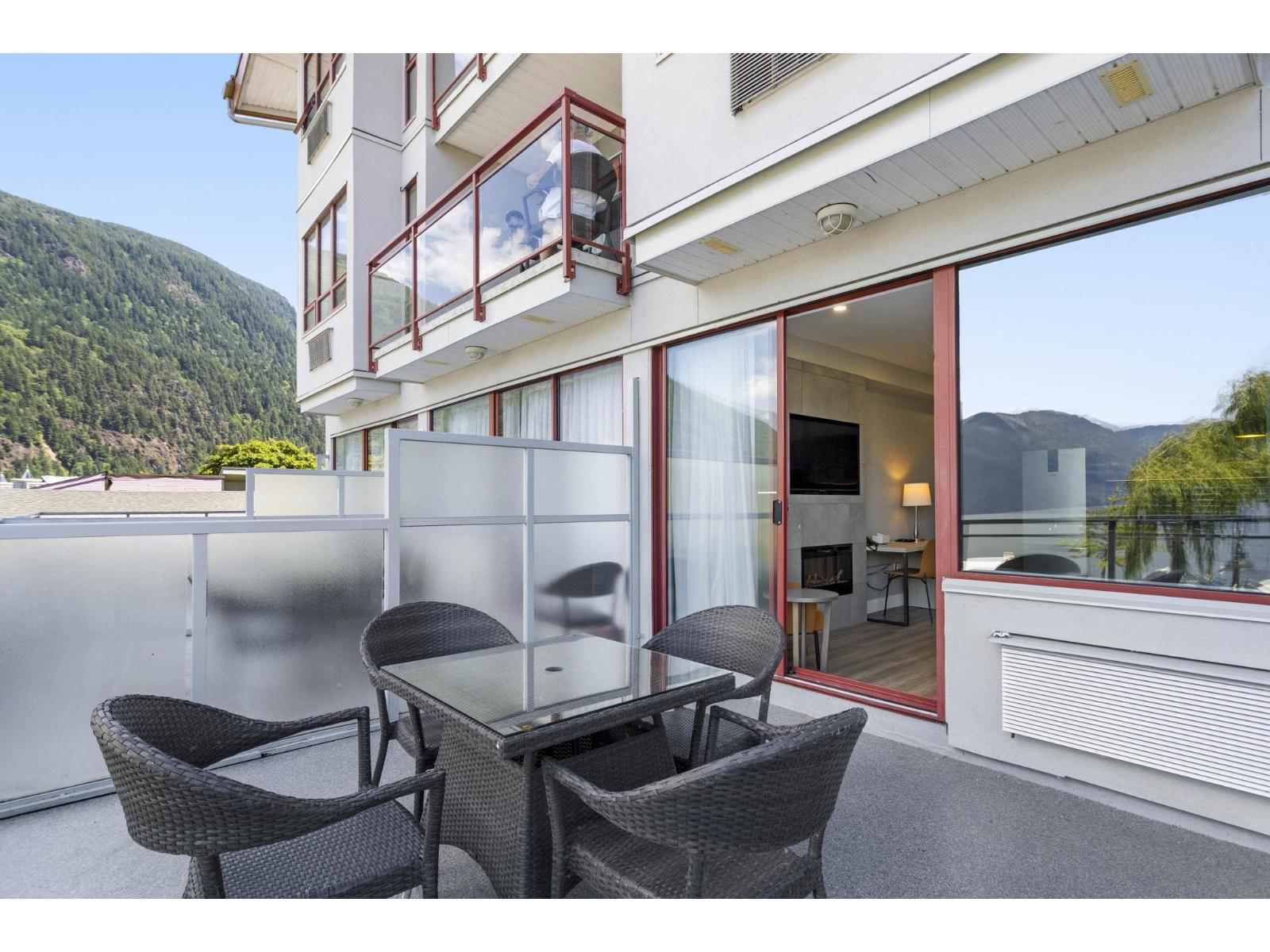 206C 160 ESPLANADE AVENUE|Harrison Hot Springs