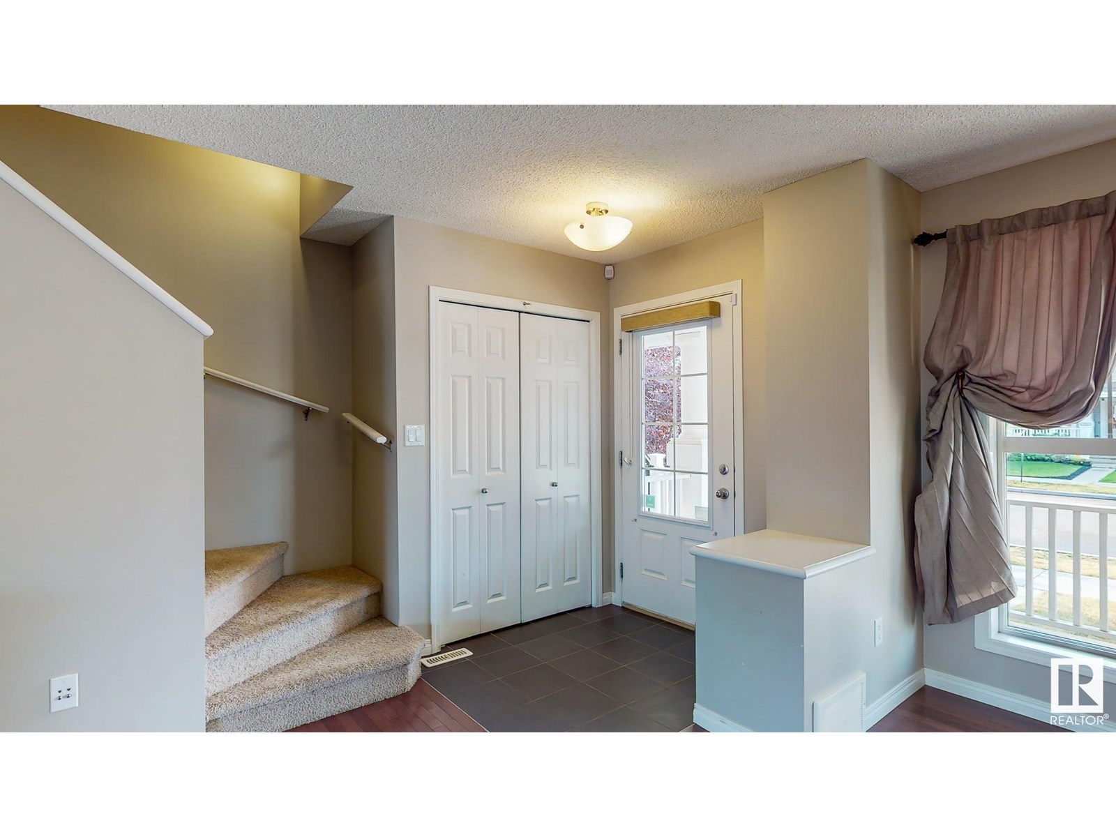 7306 22 AV SW