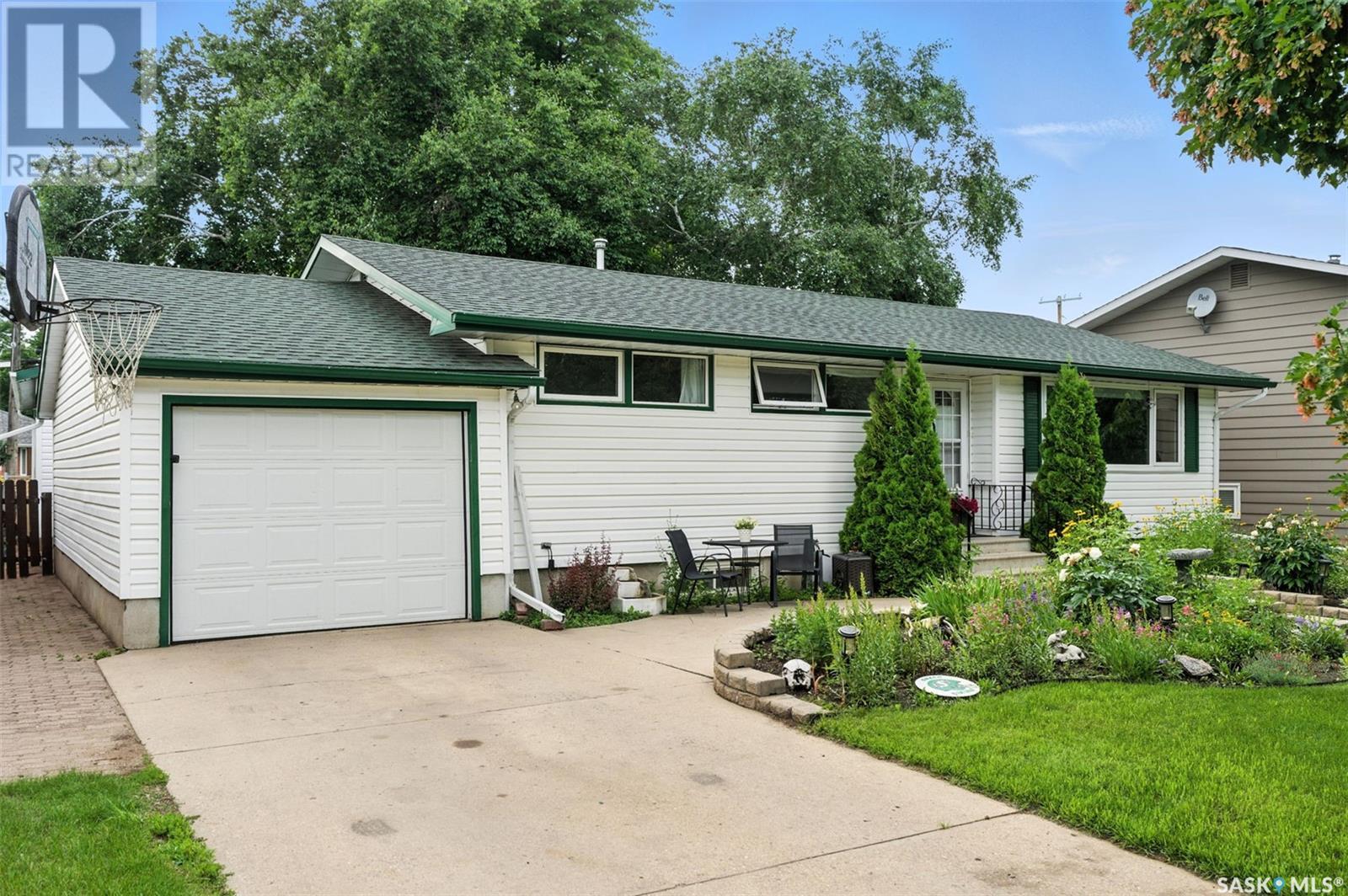 2804 MacEachern AVENUE