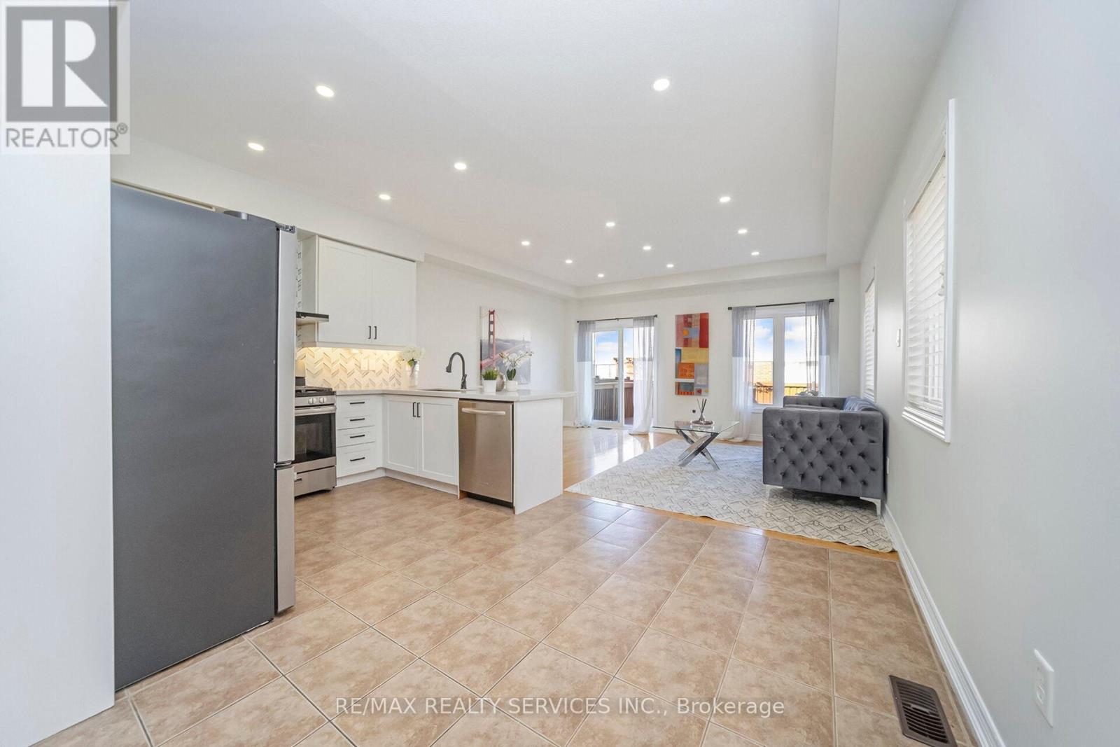 82 EVANWOOD CRESCENT