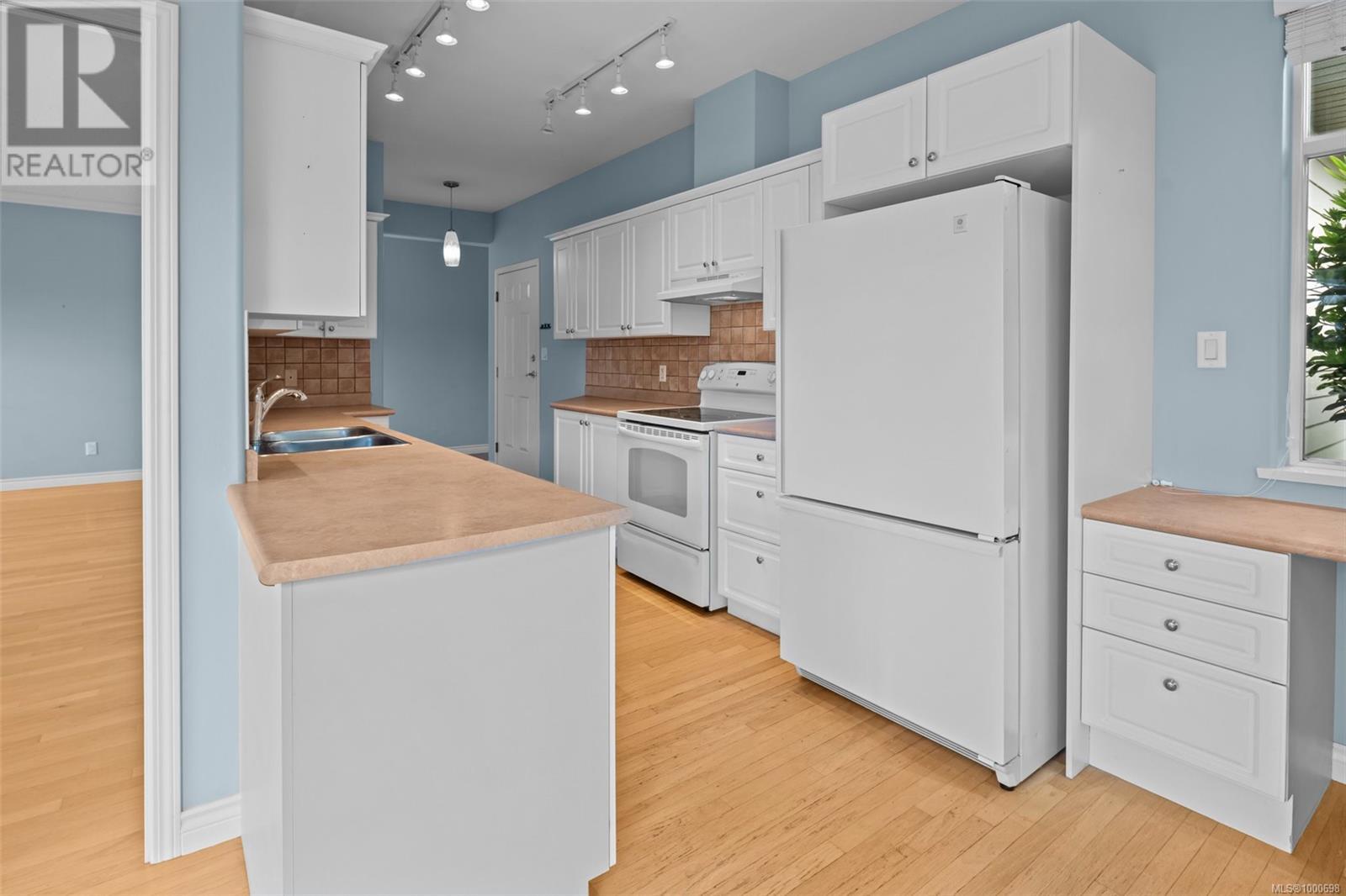 14 3281 Maplewood Rd