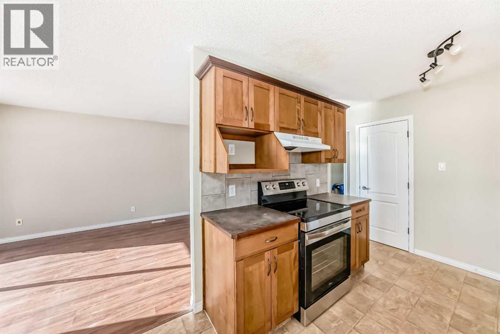 33 Meadowlark Boulevard N