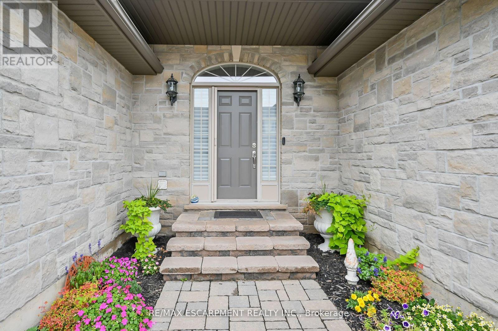 9 - 60 DUFFERIN AVENUE