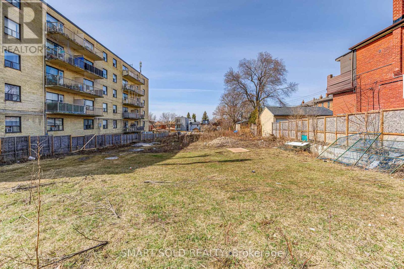 464-468 WINONA DRIVE