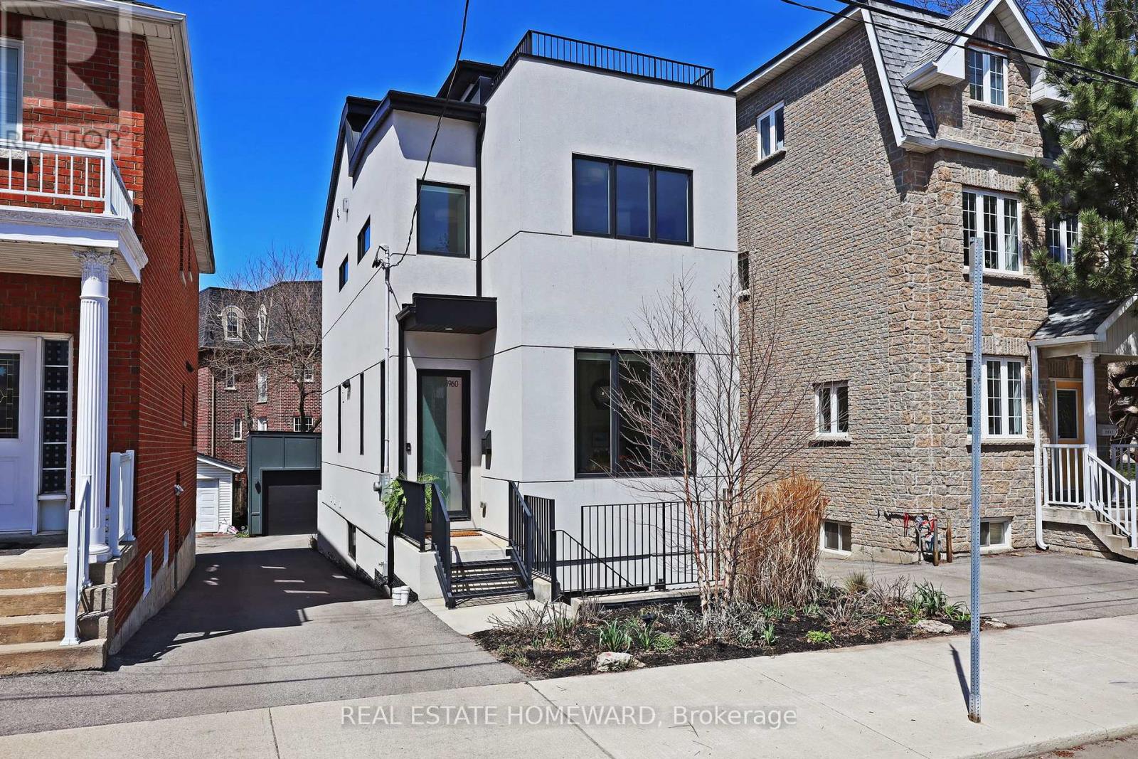 1960 DUNDAS STREET E