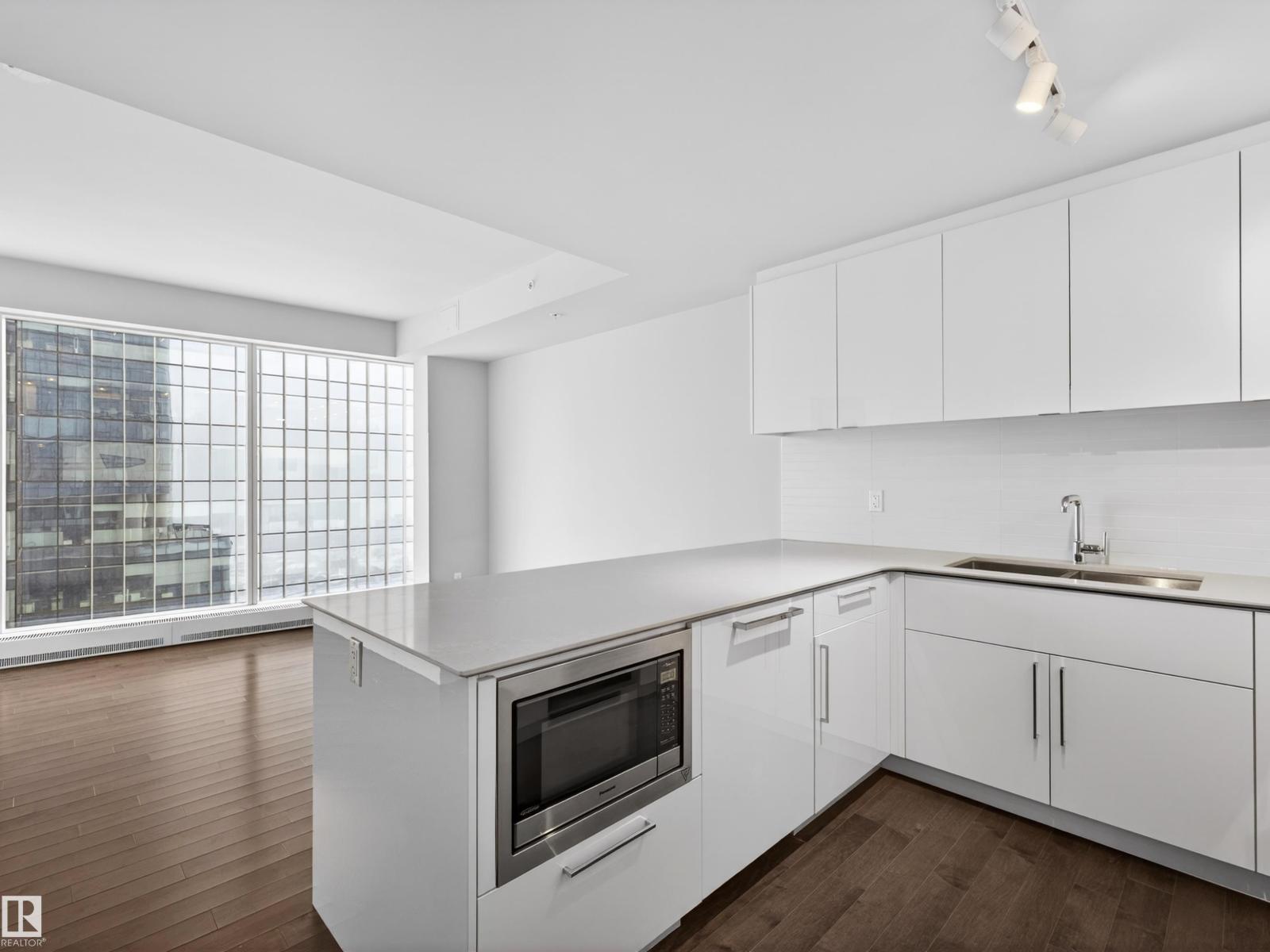 #2509 10360 102 ST NW