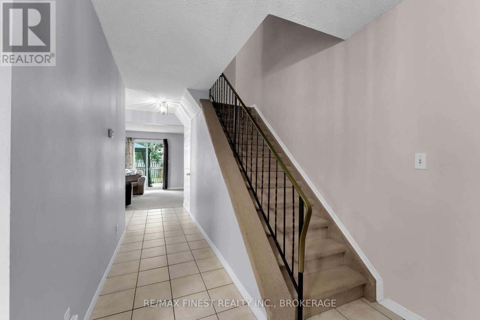869 LARCHWOOD CRESCENT