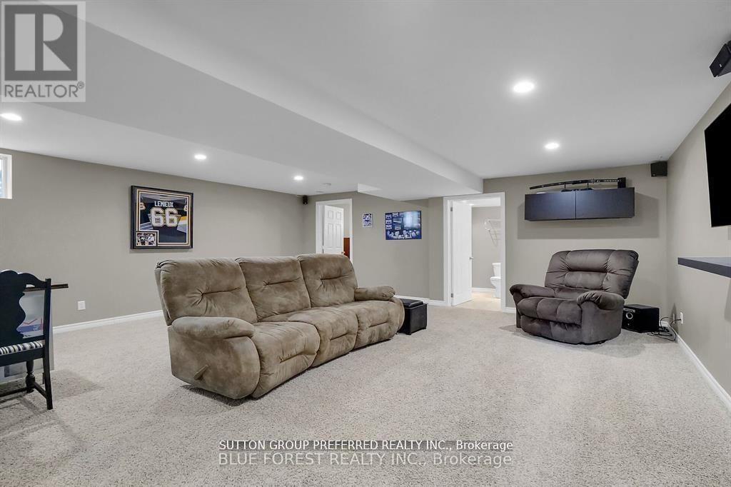 284 EXMOUTH CIRCLE