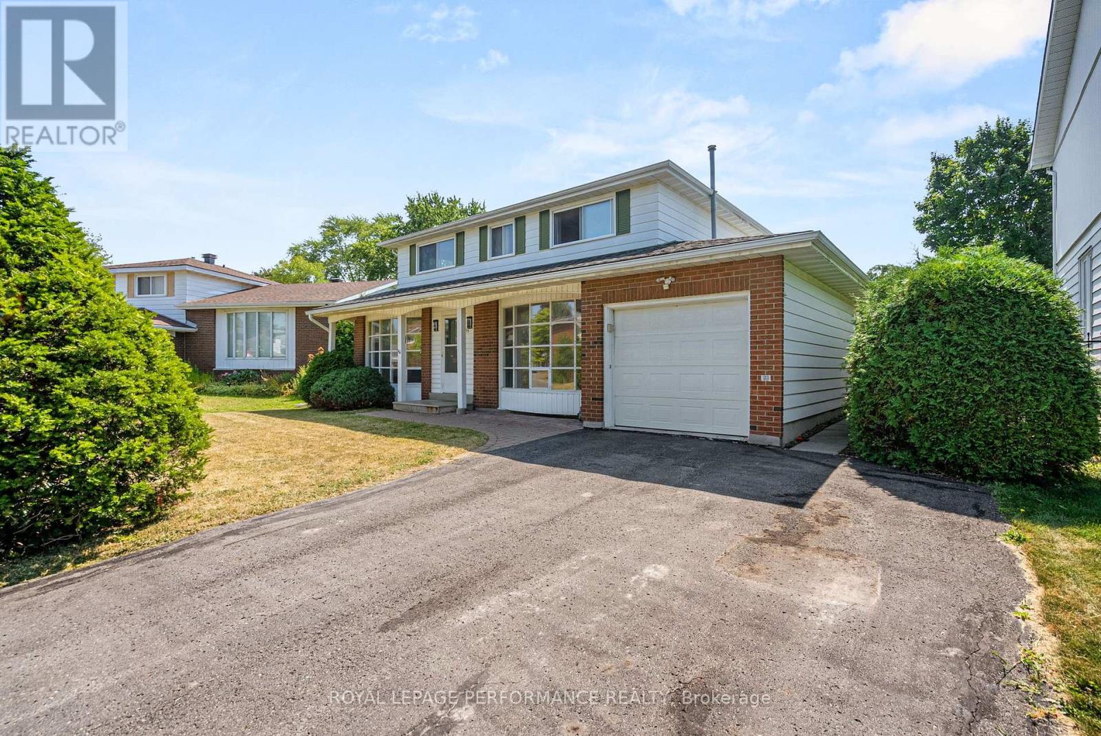 33 WOODVIEW CRESCENT