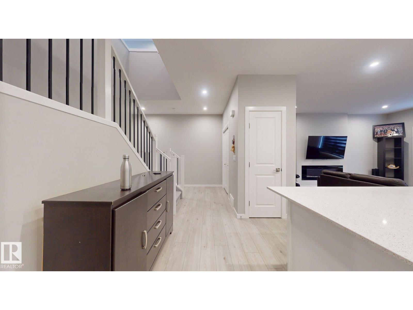 607 31 AV NW