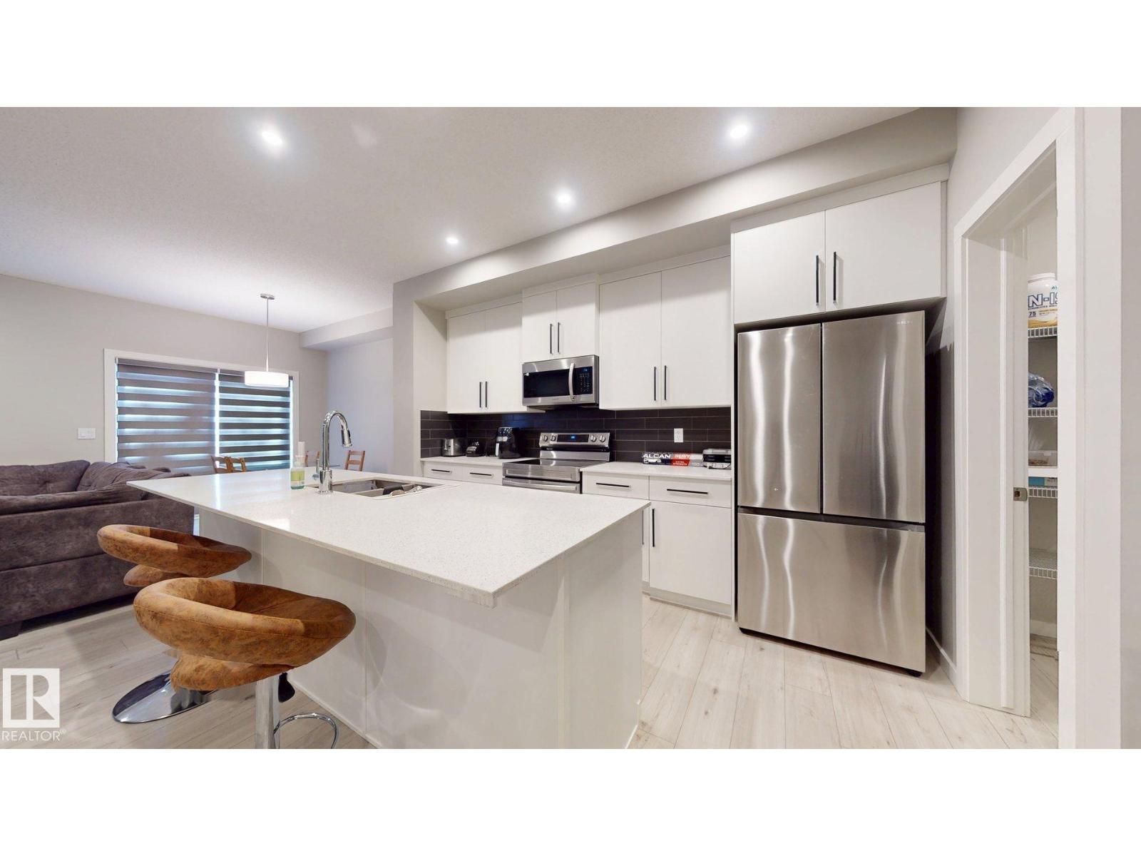 607 31 AV NW