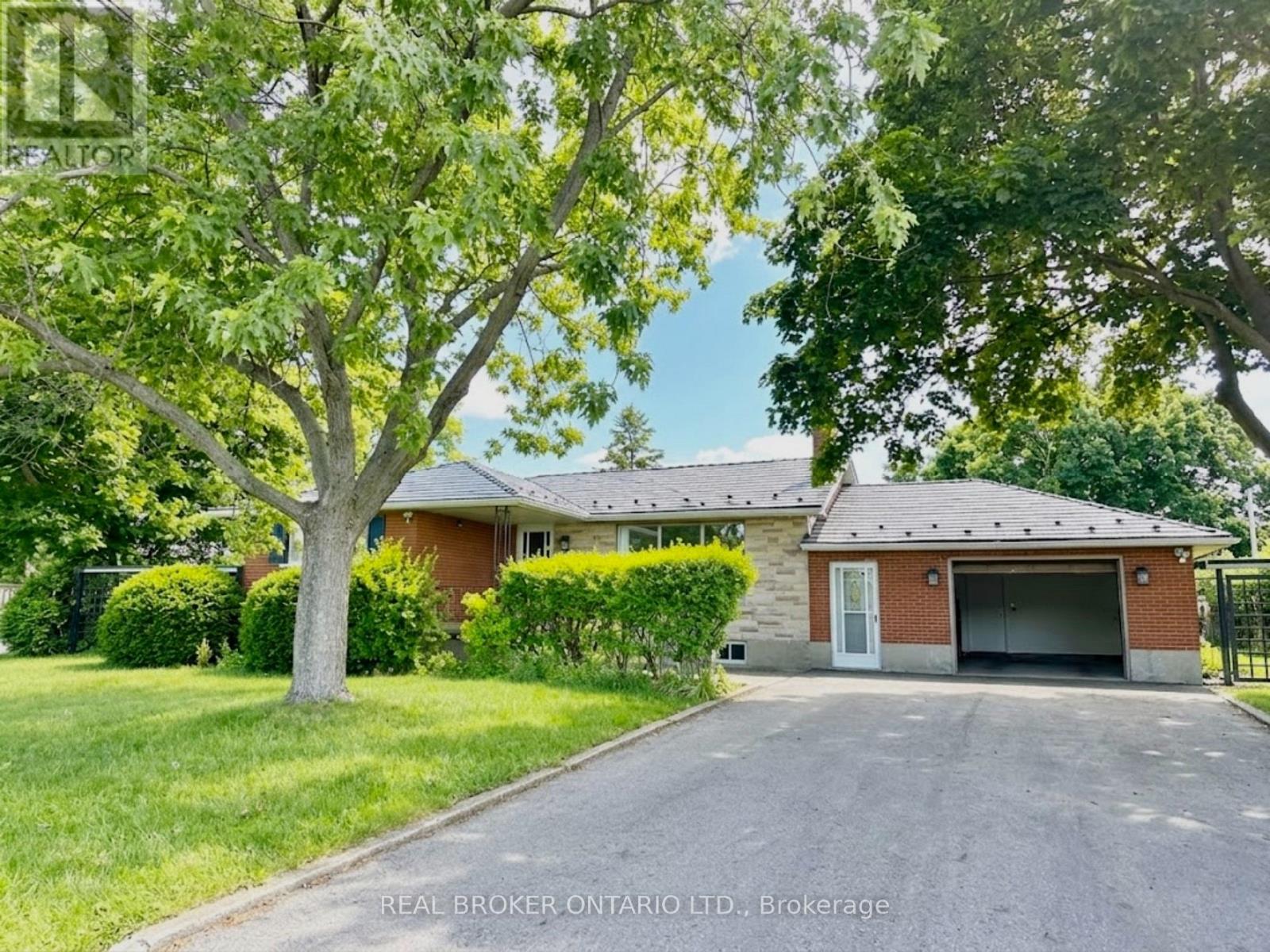 Photo 1 of 17 — 67 LAKESIDE DRIVE, Grimsby (Grimsby Beach), ON L3M2L3