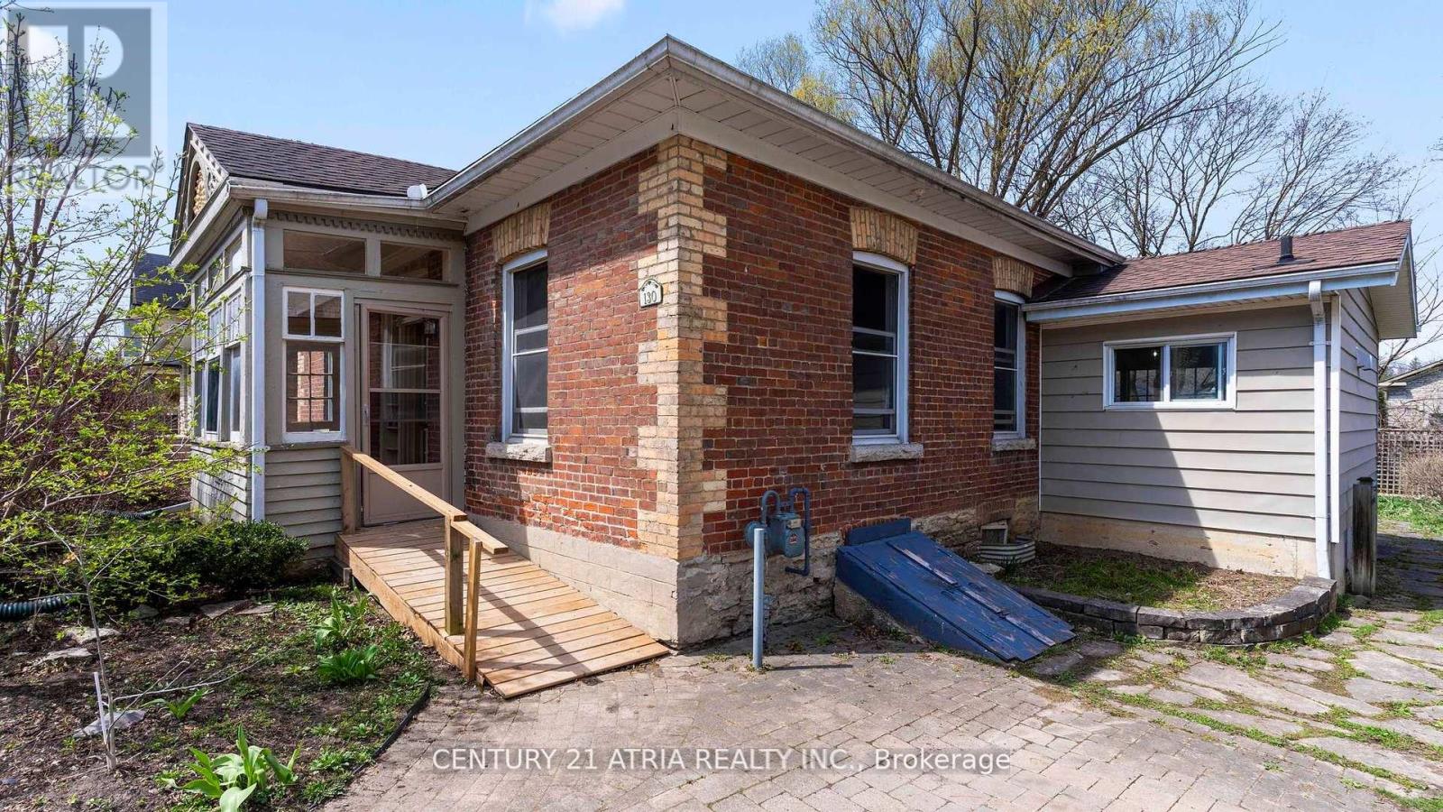 130 WELLINGTON STREET S