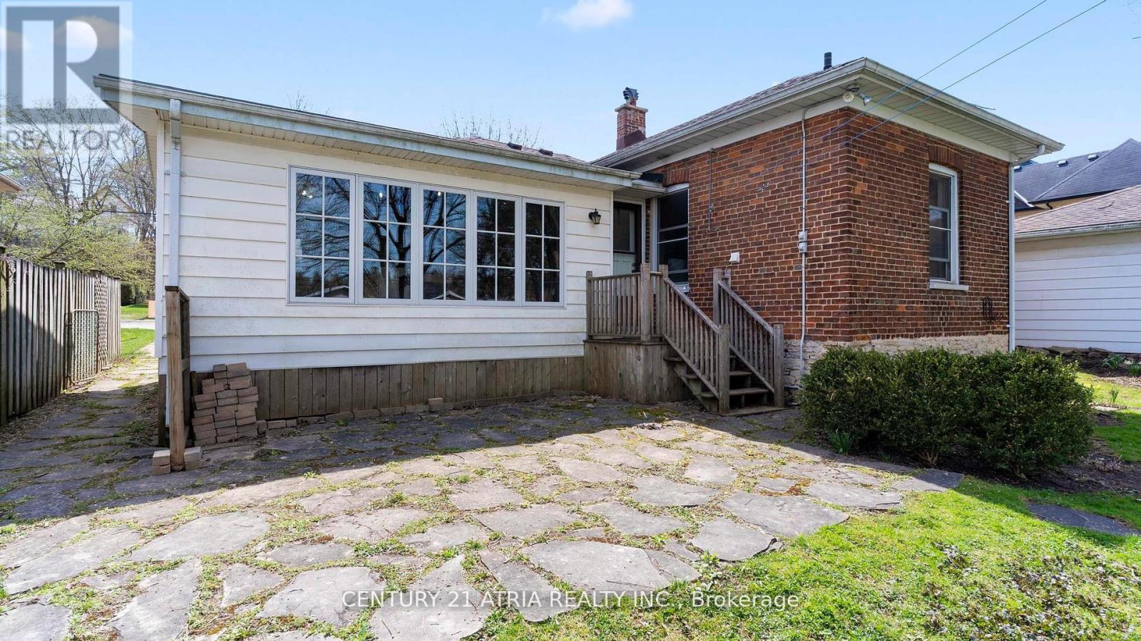 130 WELLINGTON STREET S