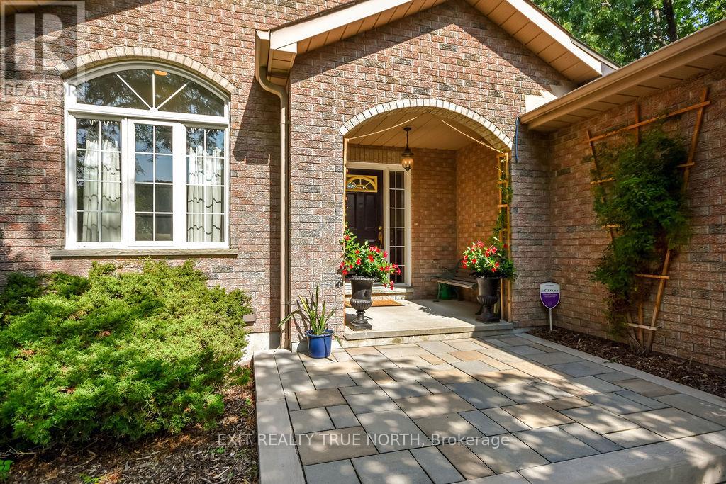 28 NICHOLSON CRESCENT - Photo 4