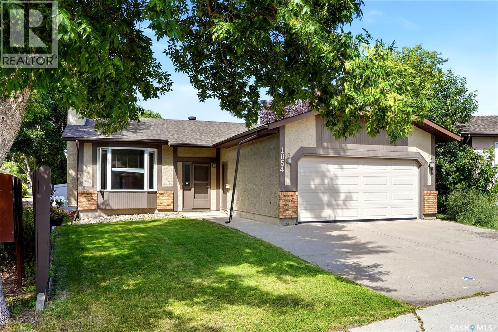 1054 Bayda CRESCENT