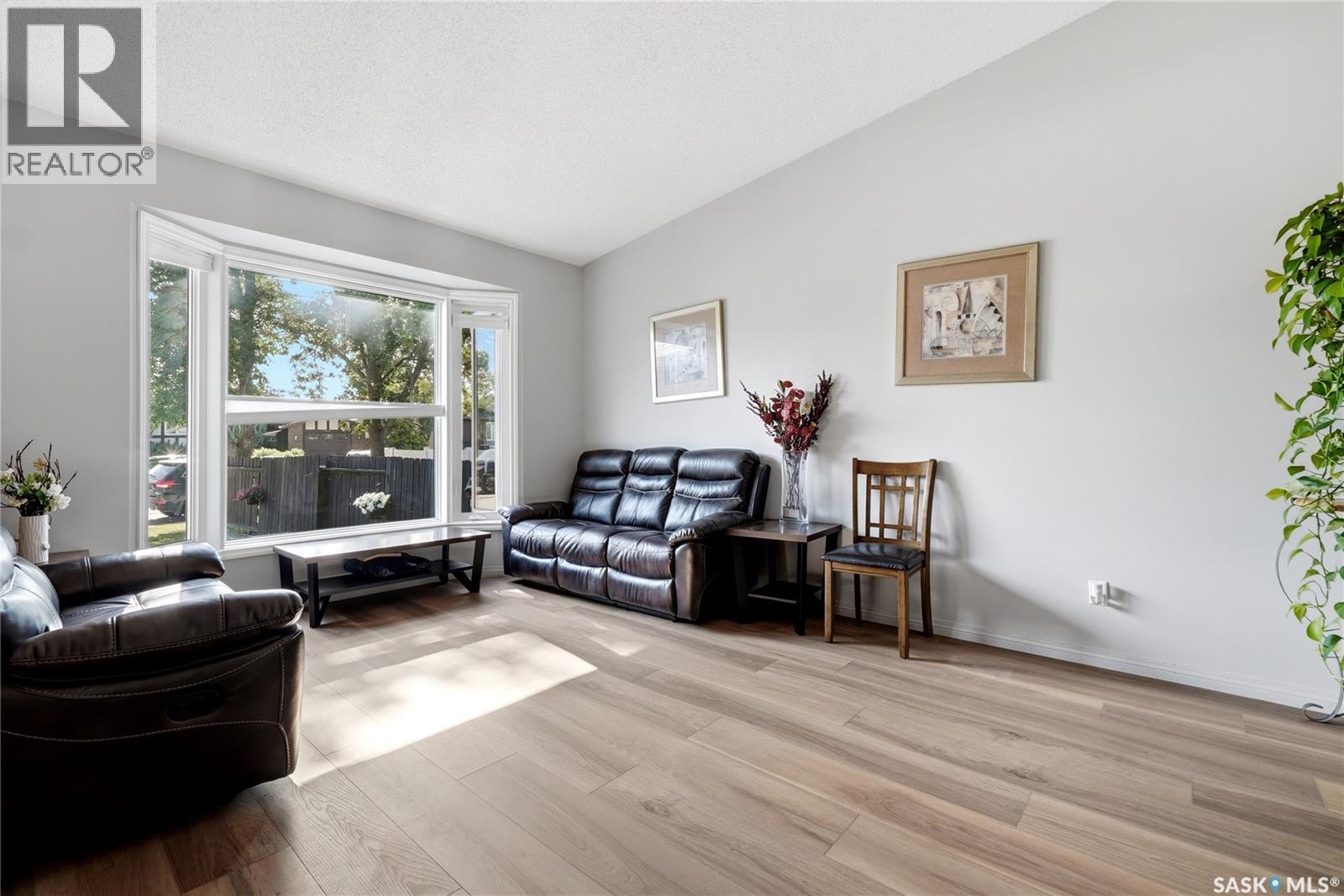 1054 Bayda CRESCENT