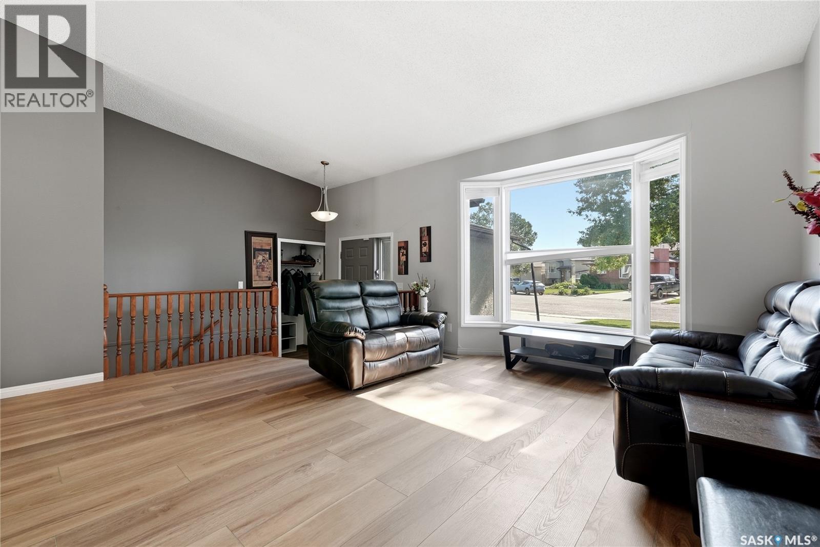 1054 Bayda CRESCENT