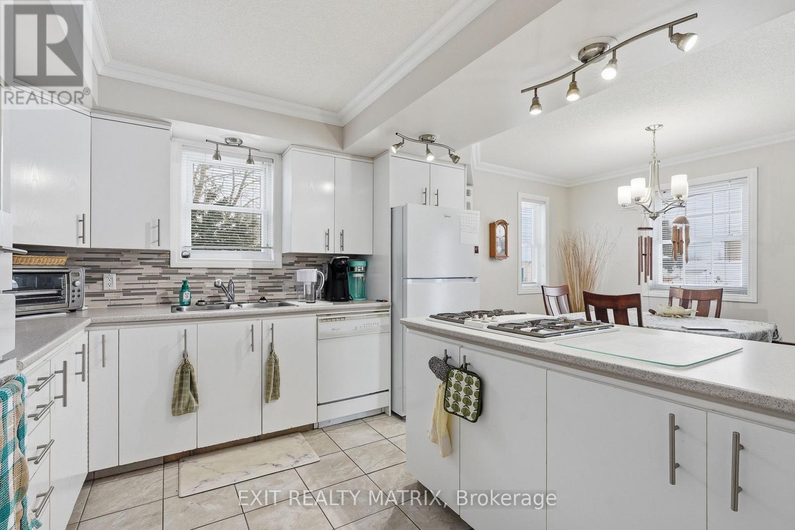 672 JEANNE MANCE STREET