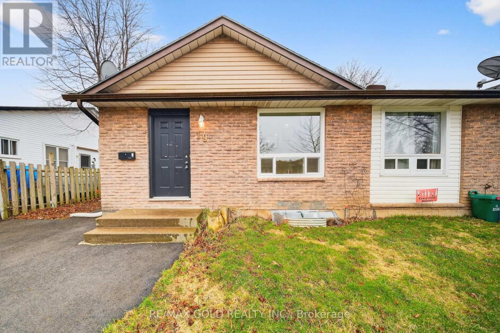 Photo 1 of 38 — 19 SULKY ROAD, Brantford, ON N3P1K1