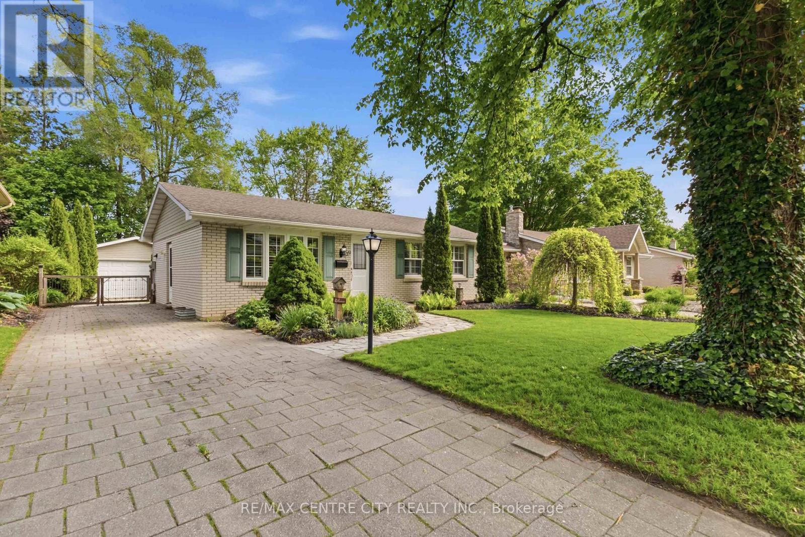 639 DUNBOYNE CRESCENT