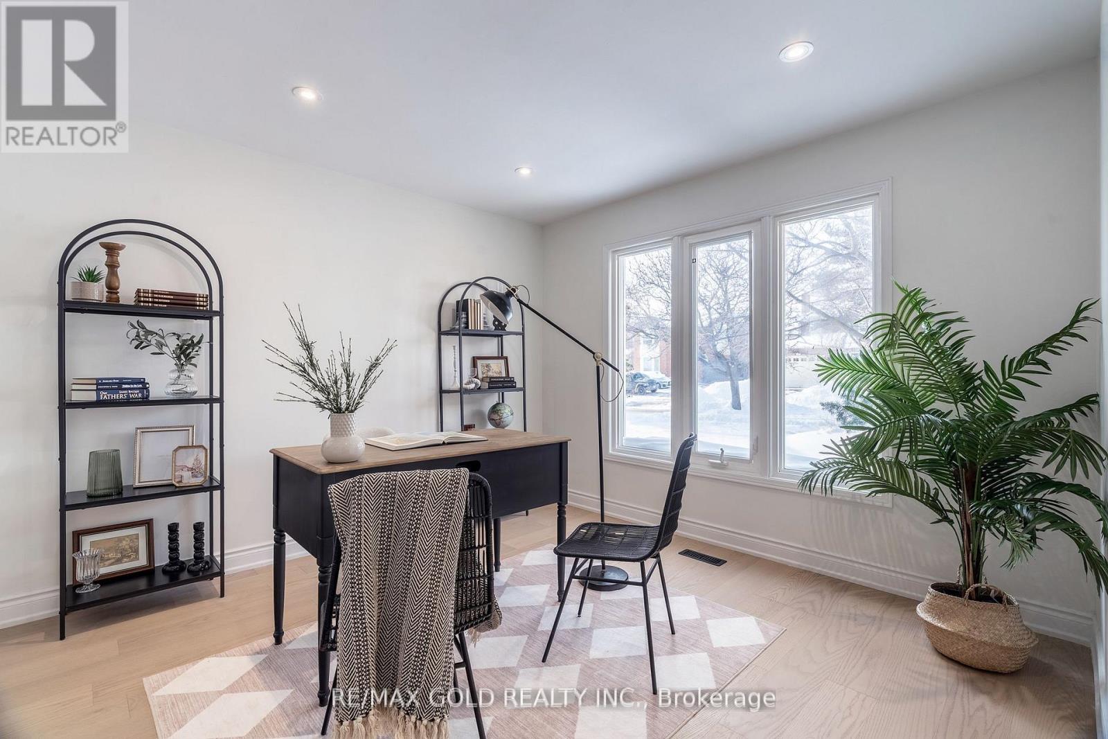 1138 SAWGRASS CRESCENT