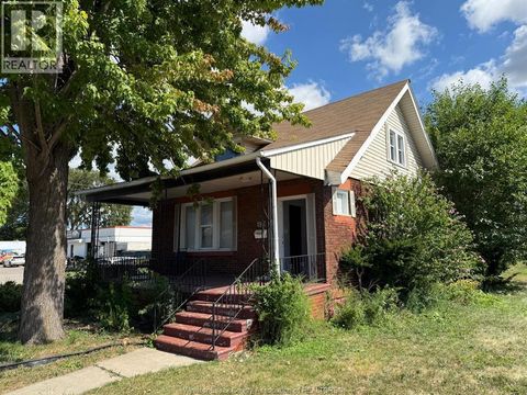 187 GILES Windsor ON N9A4C1