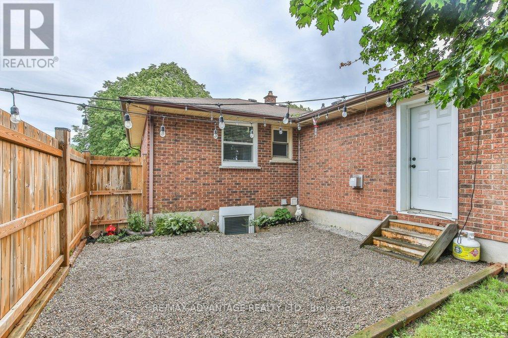 25 LAURENTIAN DRIVE S