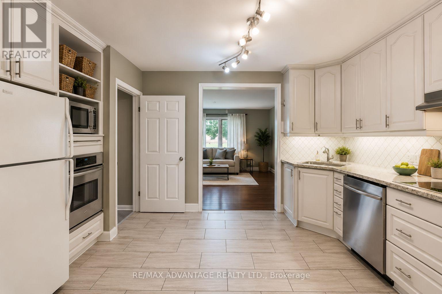 25 LAURENTIAN DRIVE S