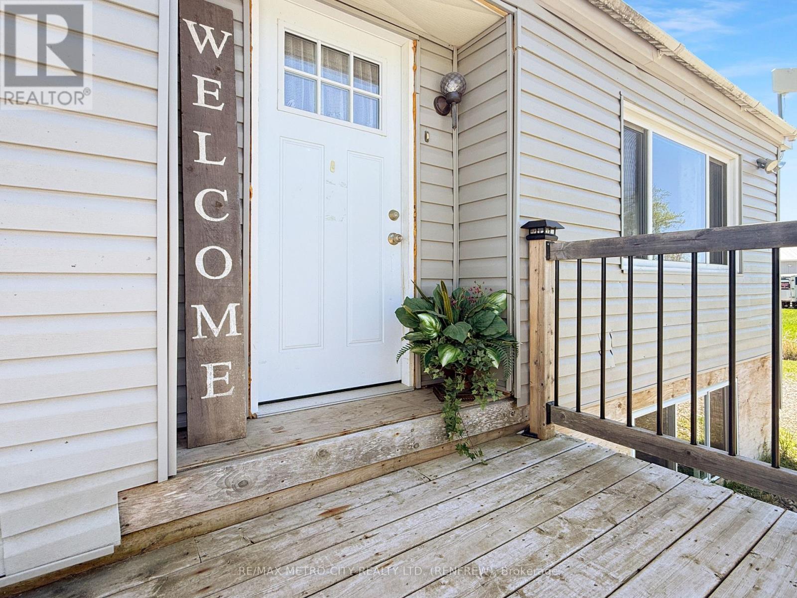211 ELLIOTT CRESCENT