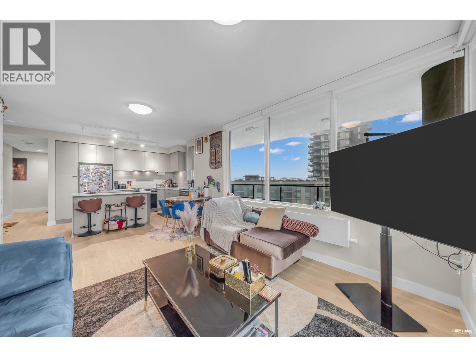 702 8725 UNIVERSITY CRESCENT