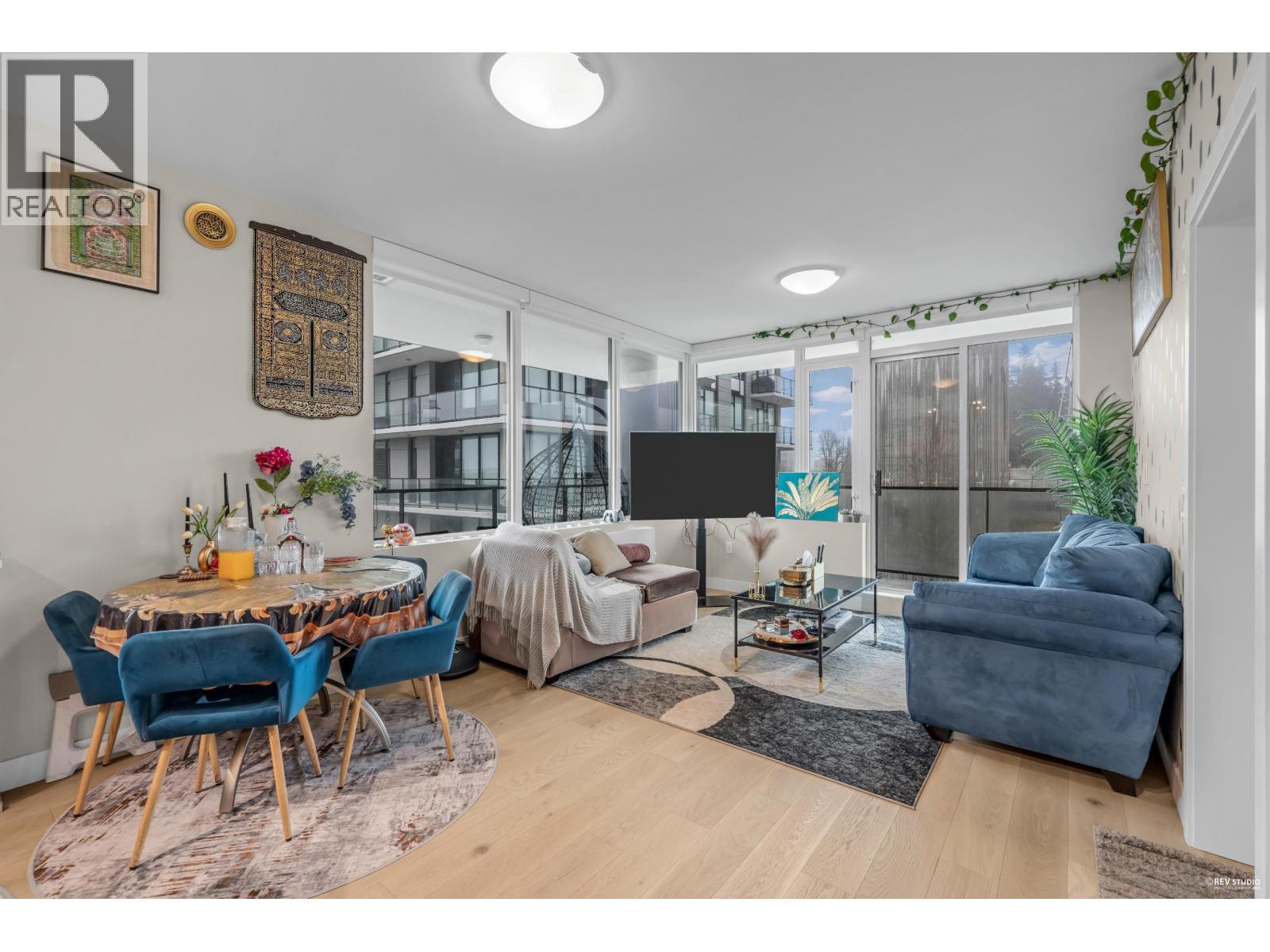 702 8725 UNIVERSITY CRESCENT